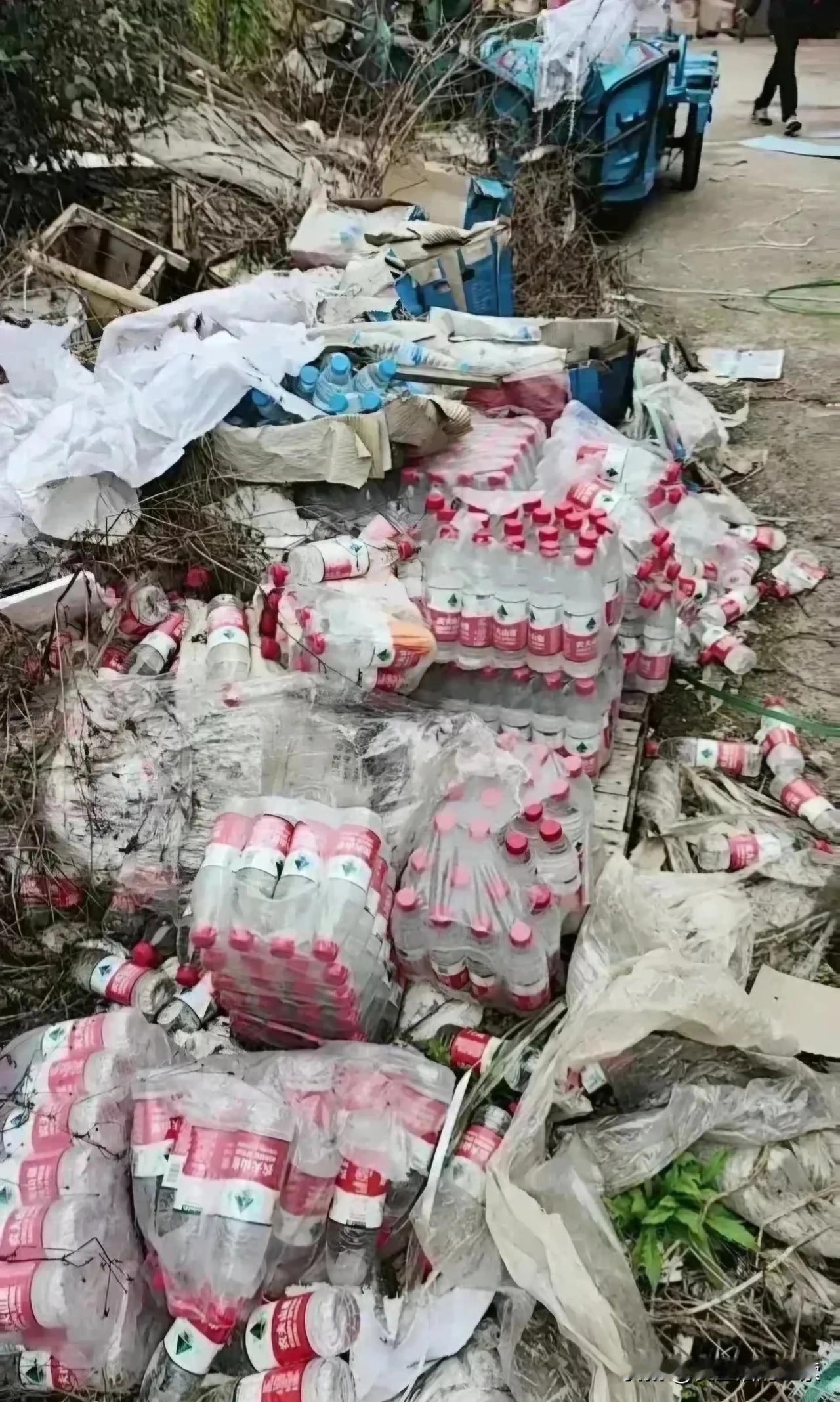 看着农夫山泉图标的矿泉水被扔进垃圾堆，我感到很心疼。我想告诉大家，我们不能再这样