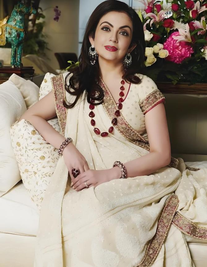 印度首富老婆：600个仆人伺候，每块宝石都有手掌大，鞋只穿一次！当印度人还在吃上