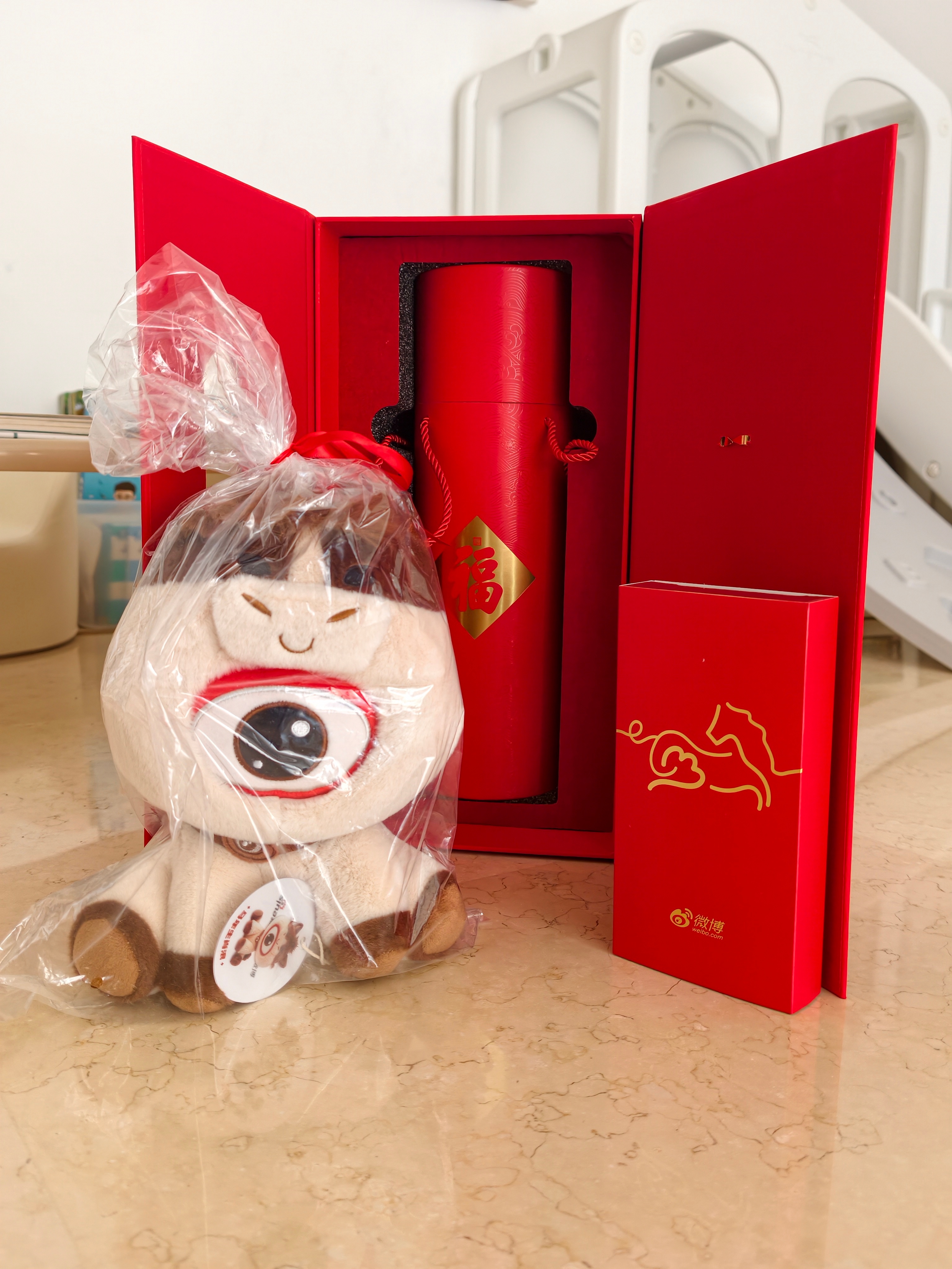 还有一周过年啦， 抽一个新浪的新年大礼包有玩偶，过年全套的年贴，春联，福字，风铃