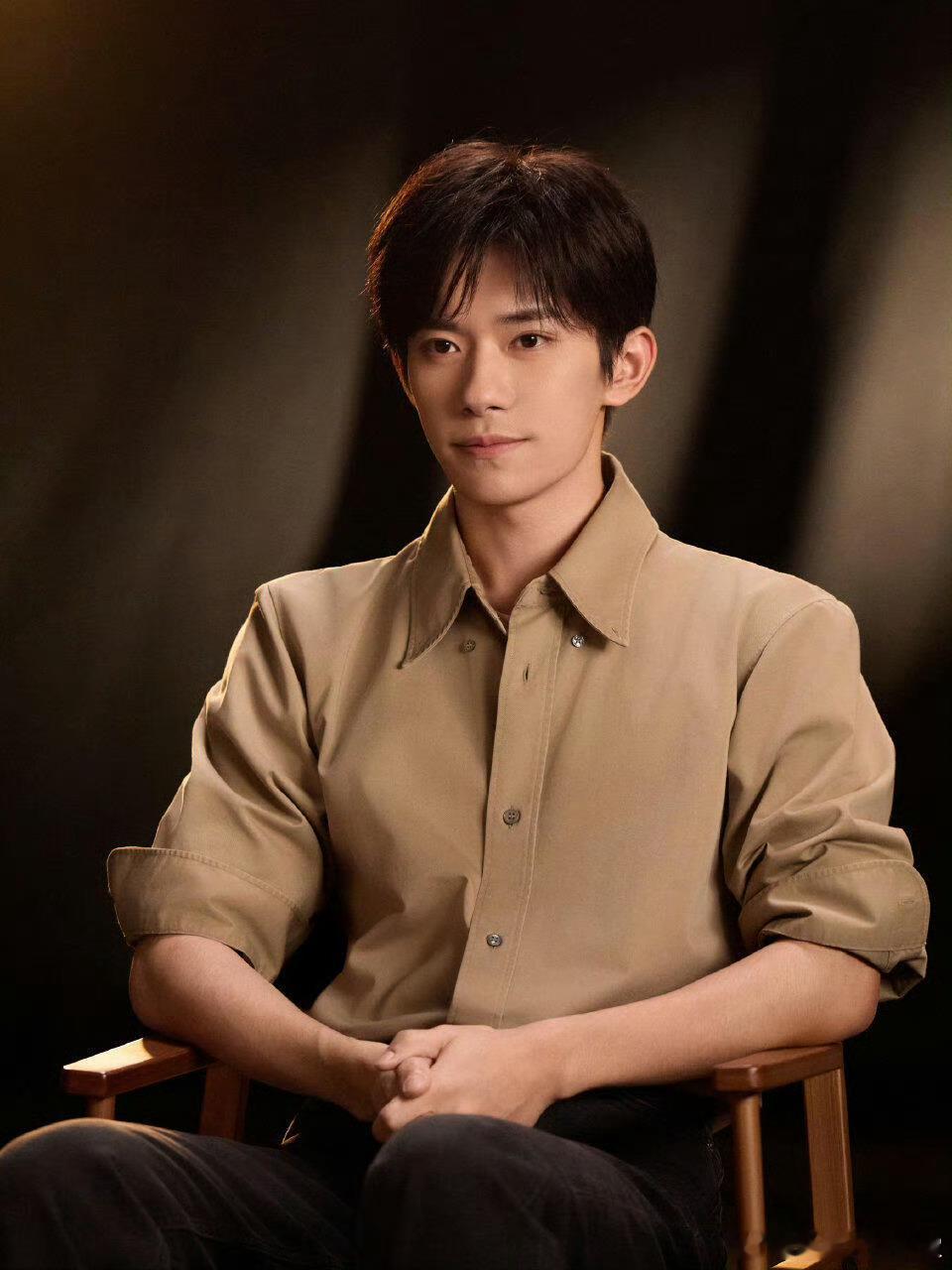 只有我想不到的风格没有他做不到的活动造型则展现了另一面的他，丝绒、缎面、精裁西装