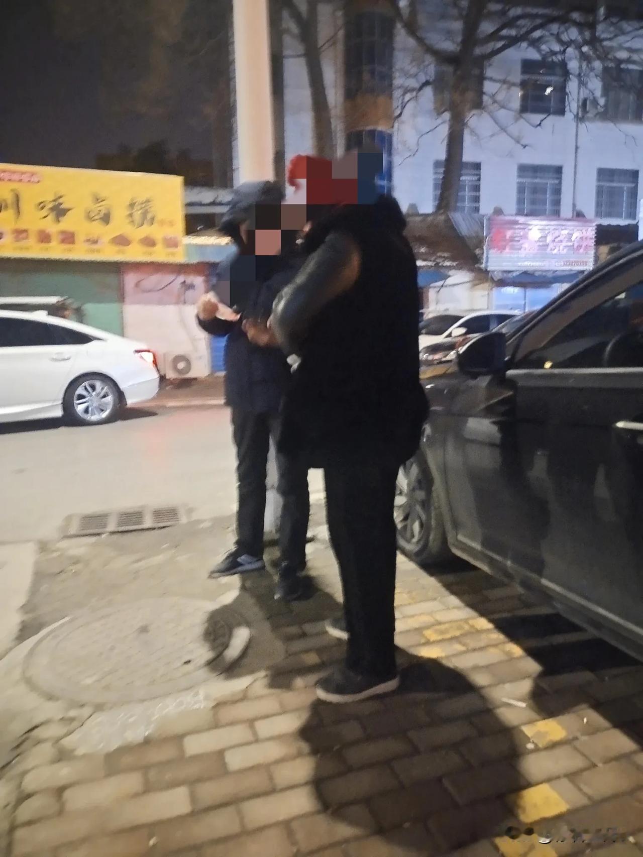 晚上6点半，我和老公如约在超市门口等那女的，一手交钱，一手交手机。我有点担心，会