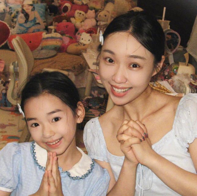 我的天啊！董璇这女儿跟管乐真的好像啊，管乐估计自己都很难生出一个这么像自己的女儿