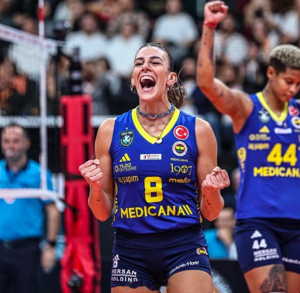 女排 费内巴切3-0尼吕费尔(25-16/25-14/25-19)，瓦尔加斯6个