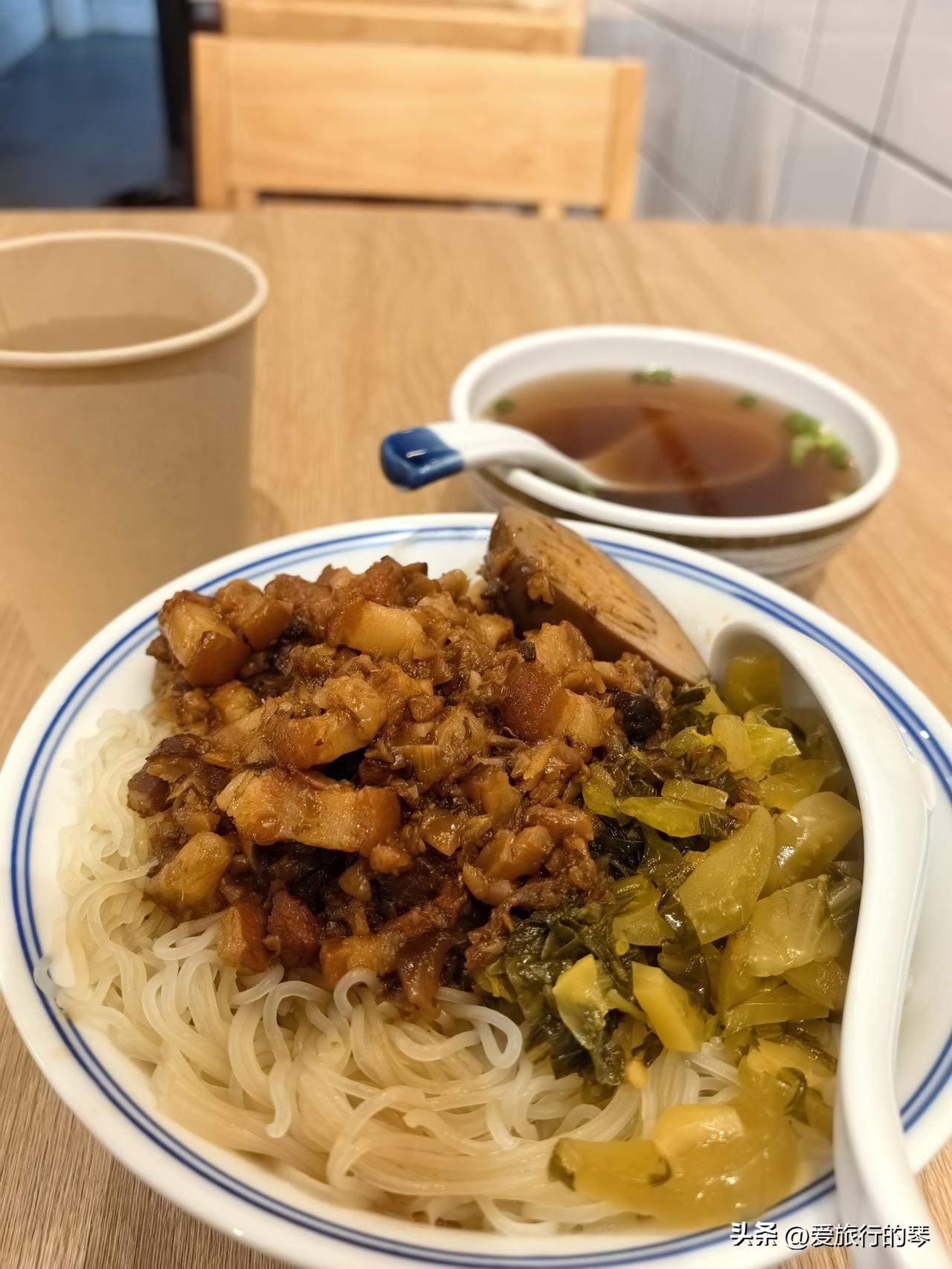 前两天去佳兆业中心，发现附近有家新开的小店，店不大，但吃饭的人还行。江北中国移动