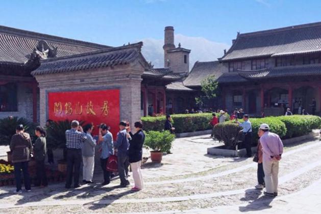 1992年，阎锡山的小儿子回到山西忻州，在老宅门口老泪纵横。然而就在他抬脚准备回