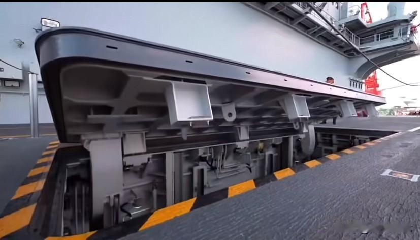 蓝星航母最专业、最严谨、最丝滑的装弹操作！敢问“山姆阁下”又该如何应对？