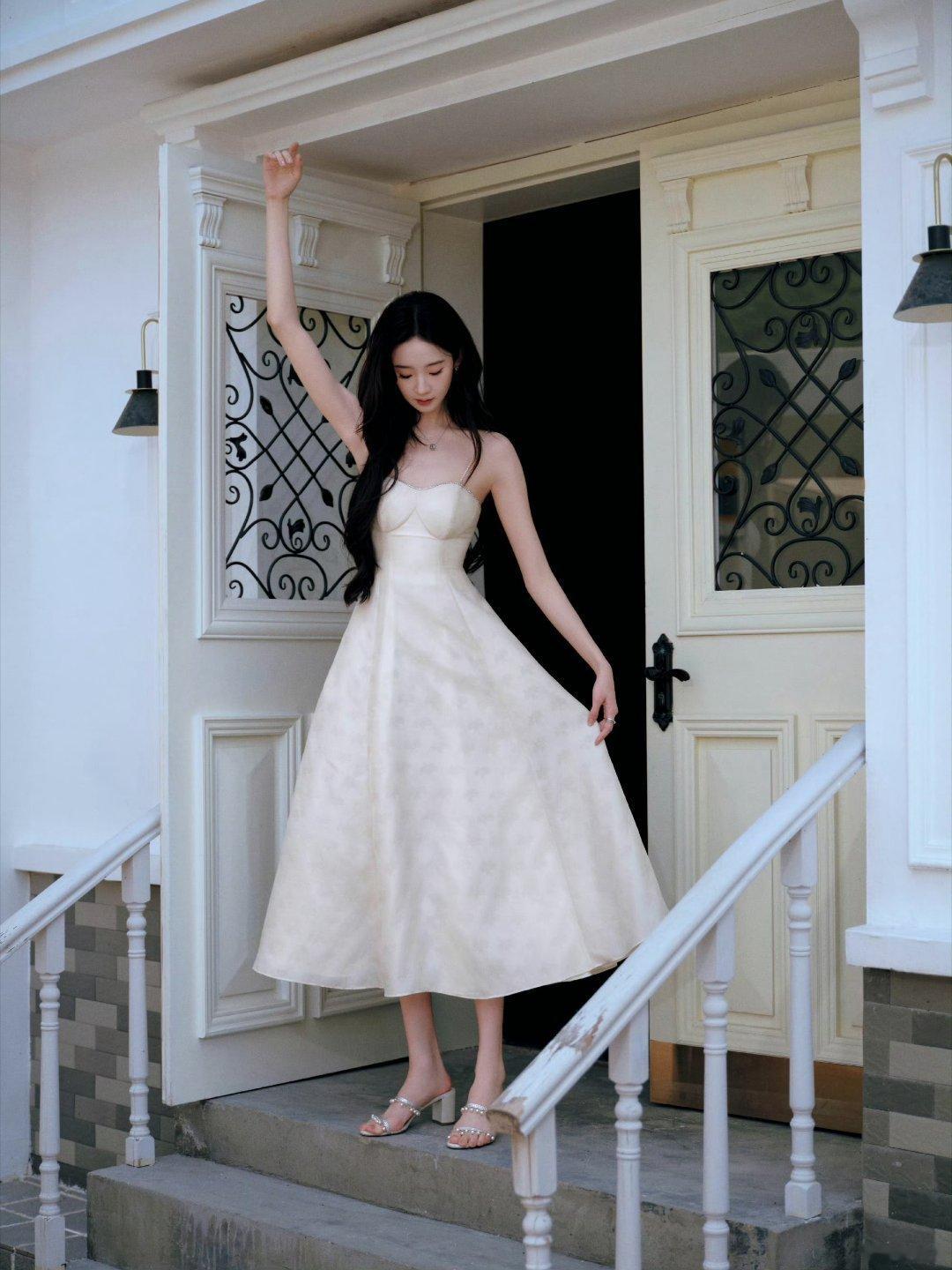 张艺凡豪门长姐 谁被美晕了！白色收腰提花长裙直接封神，清冷贵气、体态比例逆天，高