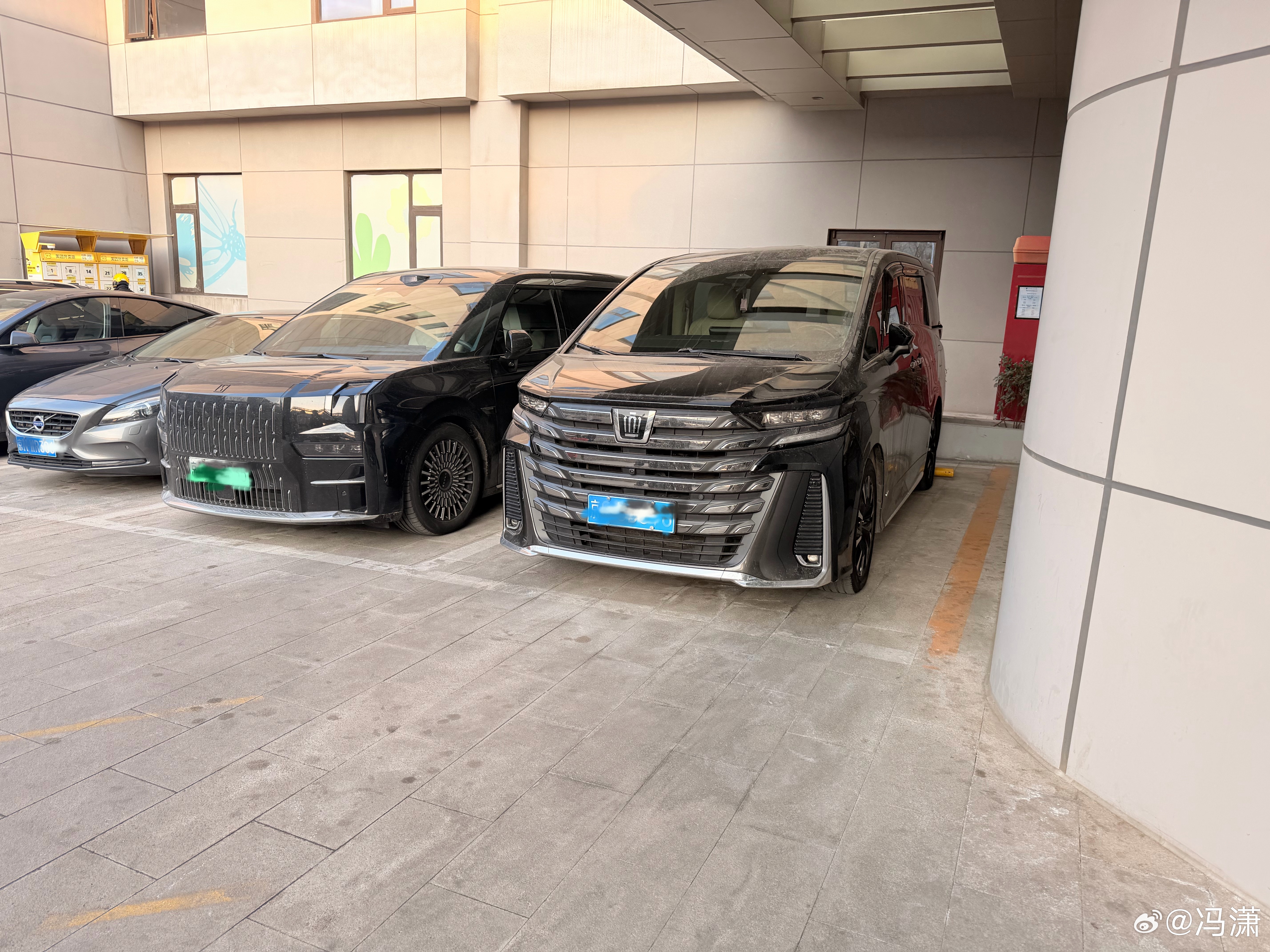 在各种高端场所，这俩车已经经常一起出现了 