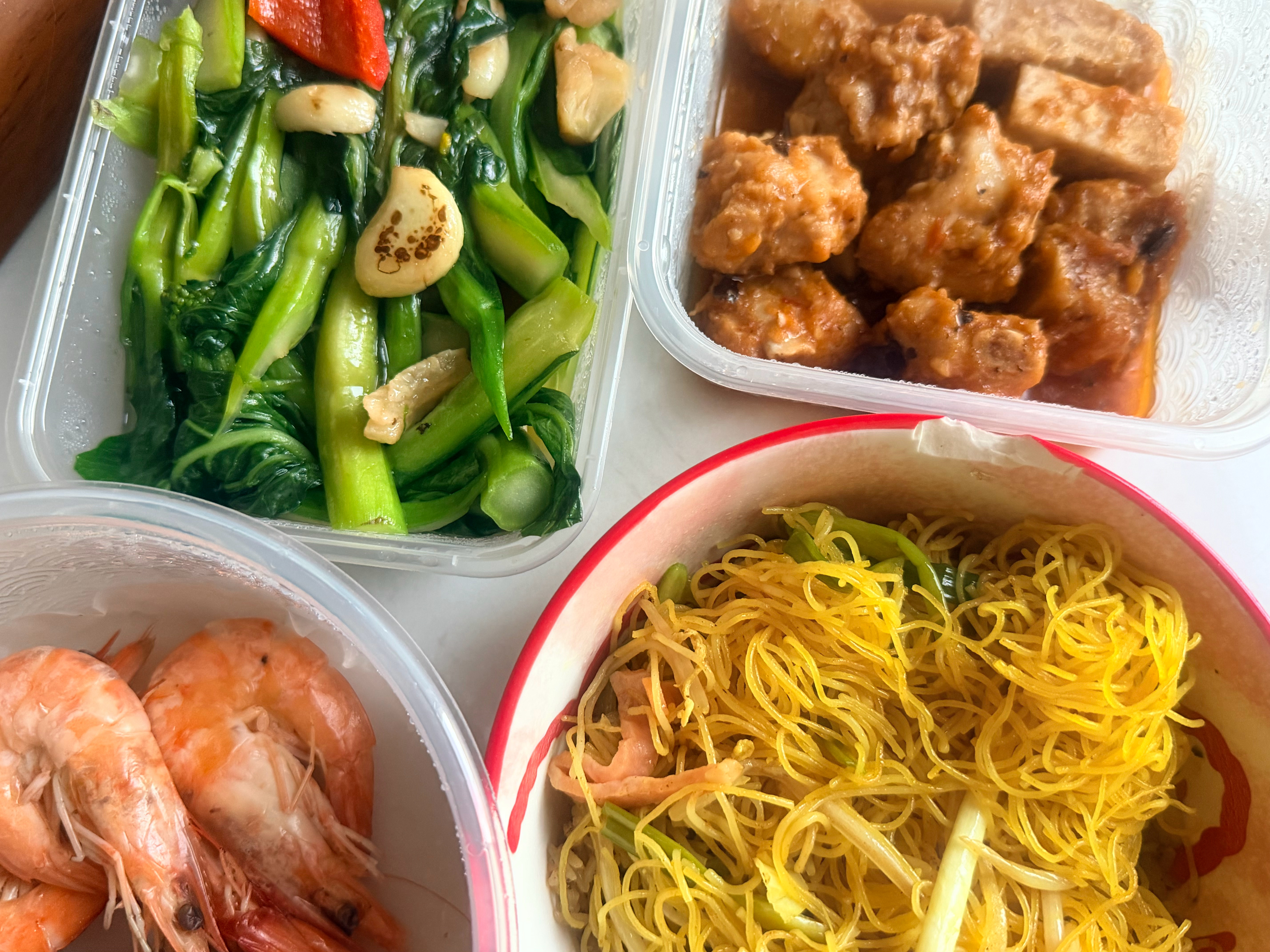 每天硬灌2000ml水，还能一天吃四五顿，干两碗大米饭，不知是饿得慌还是太能吃，