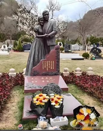 这是李谷一老师和她丈夫萧卓能的夫妻双墓。有人不明白，为啥李谷一老师还活着，就在已