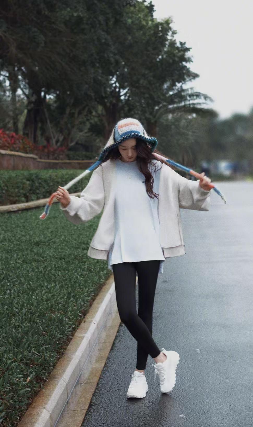 卫衣土？
杨幂穿它冲上热搜第一。
灰色连帽卫衣套白T，她机场照刷爆屏幕。
这套搭