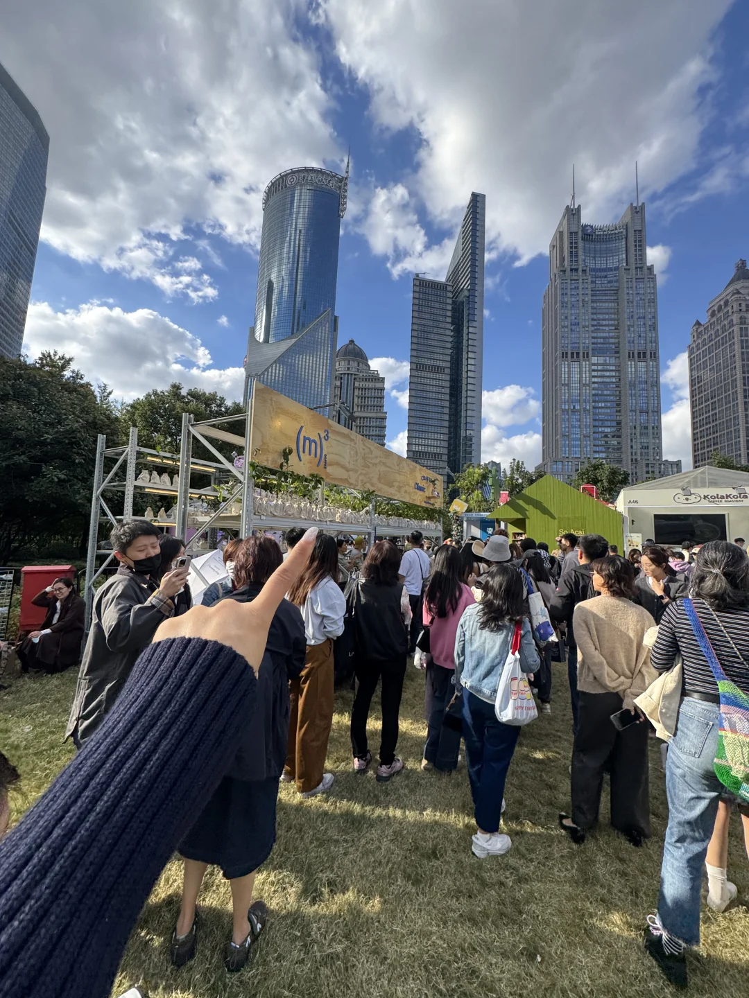 上海陆家嘴！！周末预计10W人吧……