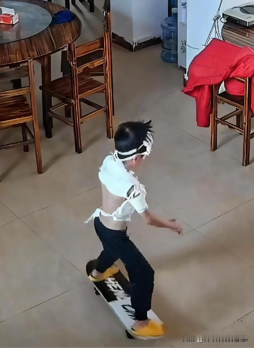 一个上半身大多地方还缠着绷带的小男孩，独自站在滑板车上，在原地快速来回滑动。这时