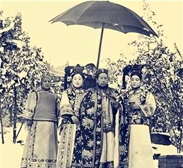 1906年，慈禧太后睡得迷迷糊糊的，不小心把脸上的遮羞布弄掉了，旁边的太监扑通一