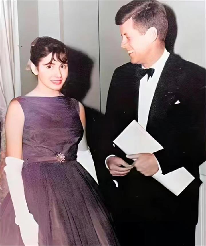 这是1961年，21岁的佩洛西与时任美国总统肯尼迪的一张合影，44岁的老肯侧过头
