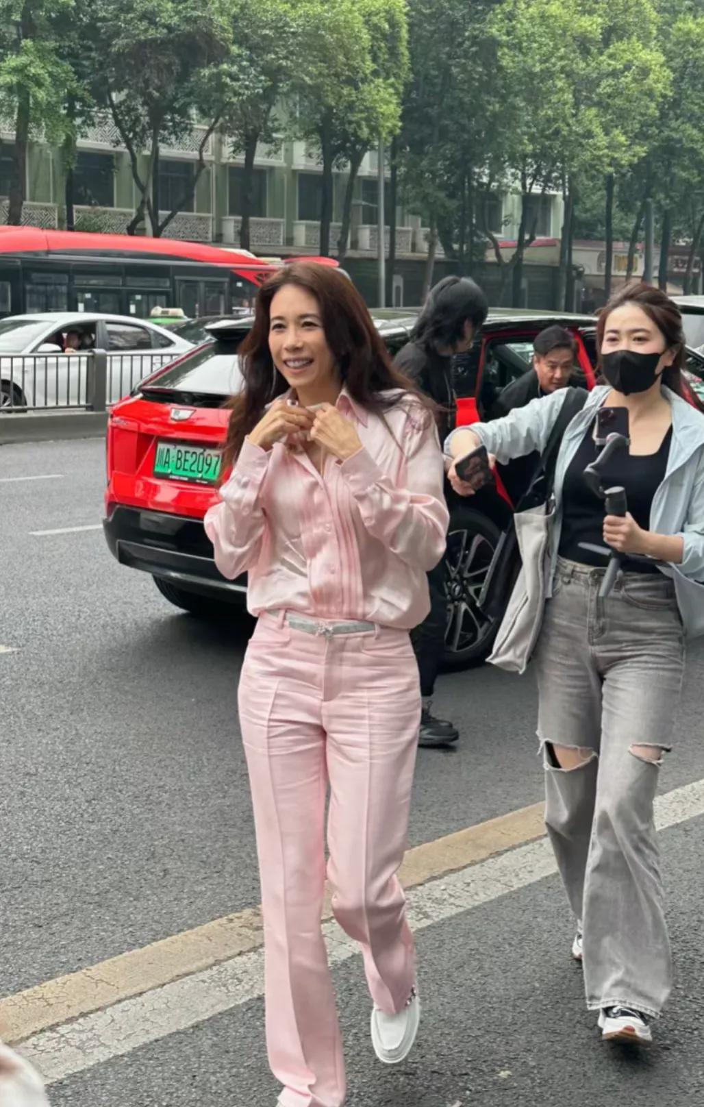 成都偶遇莫文蔚
本人高高瘦瘦的
以前觉得莫文蔚在明星里不算特别漂亮的
自从近距离