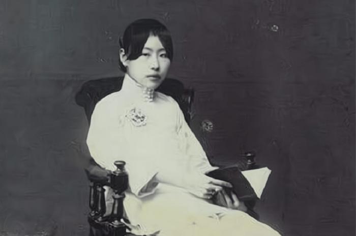 1919年，军官陈济棠看上了戏子莫秀英，得知她腰间的金黄色皮肤和肚脐旁的朱砂痣后