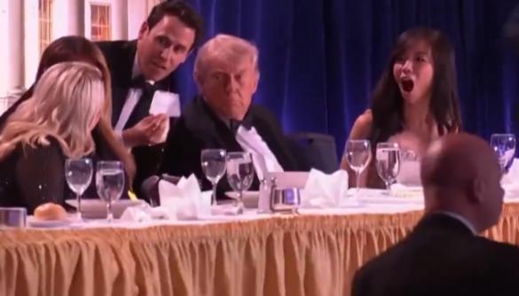 白宫晚宴上，坐在特朗普左手边的这个女孩，是谁呢？

看上去像是一个亚裔，至少是一