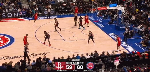 无解！局面打不开把球给杜兰特就完事！
在今天NBA常规赛火箭对阵活塞的第三节比赛