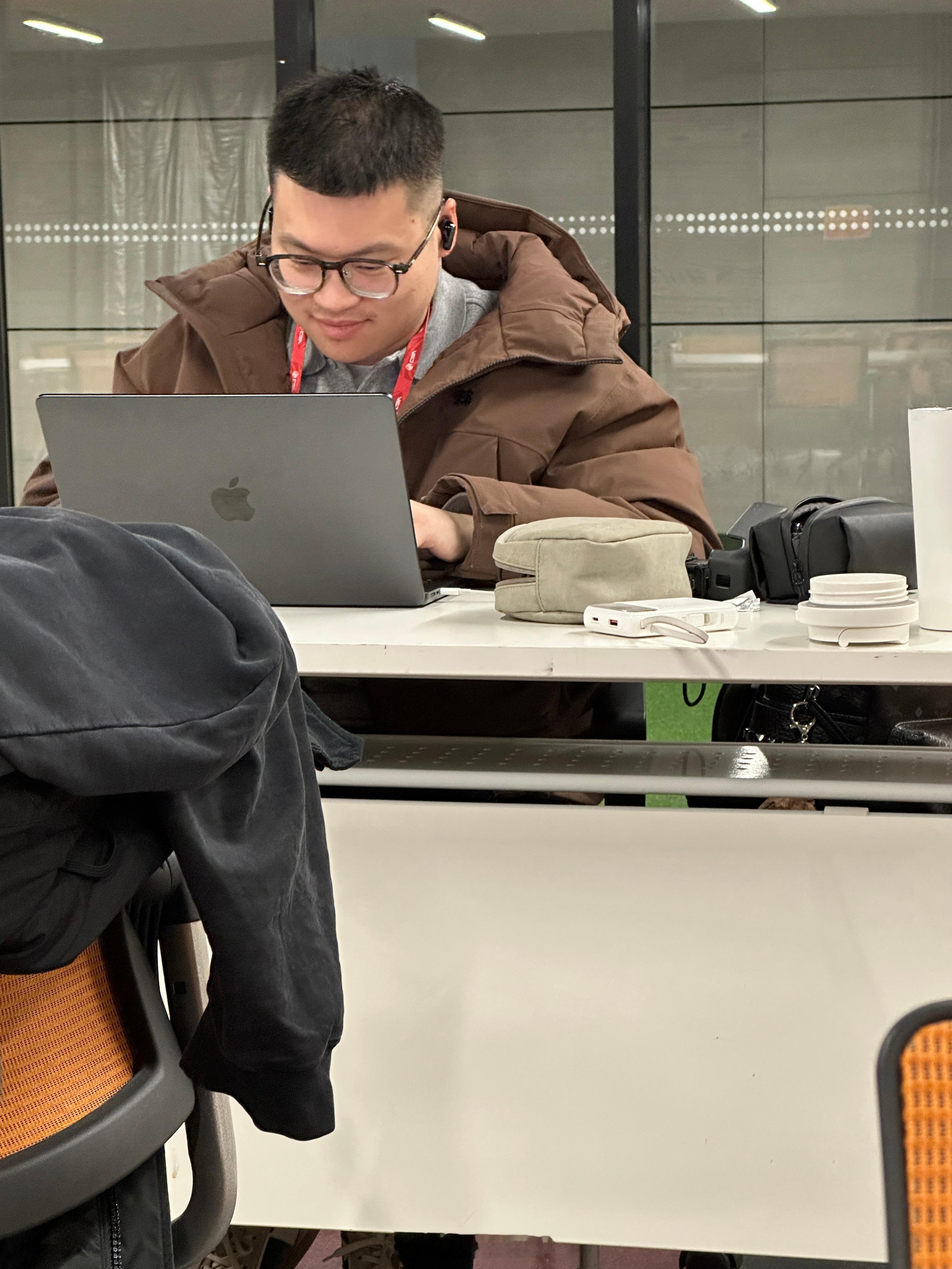 cba 对面有个“变态”，在那做视频老乐，我好害pia呀 北京·首钢园