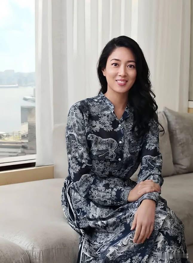 1977 年，郭惠光生于马来西亚首富郭鹤年家族，自幼受中文教育，后考入美国哈佛大