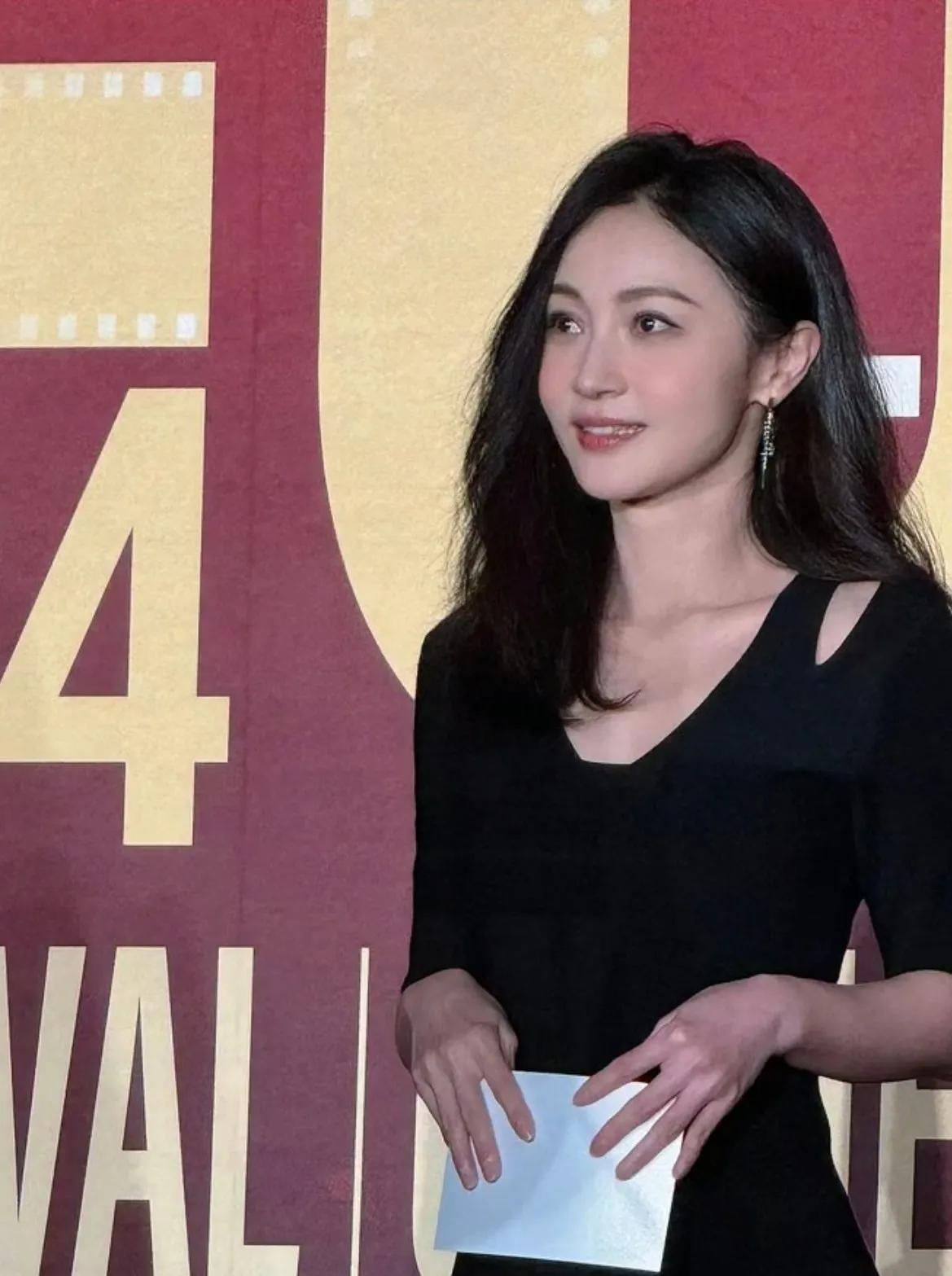 姚笛出席活动，面色红润气质佳 穿连衣裙温婉大气。