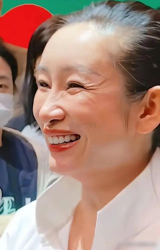 没想到一个47岁，满脸皱纹、几根白发的女演员，现如今成了现在京圈导演饭局上，点名