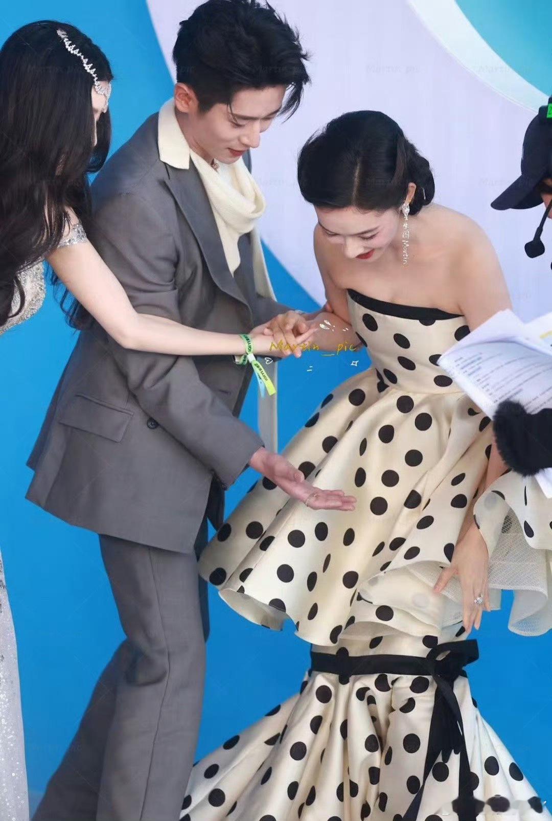 这个裙子腿下面那半截感觉有点累赘，还不如去掉好看 