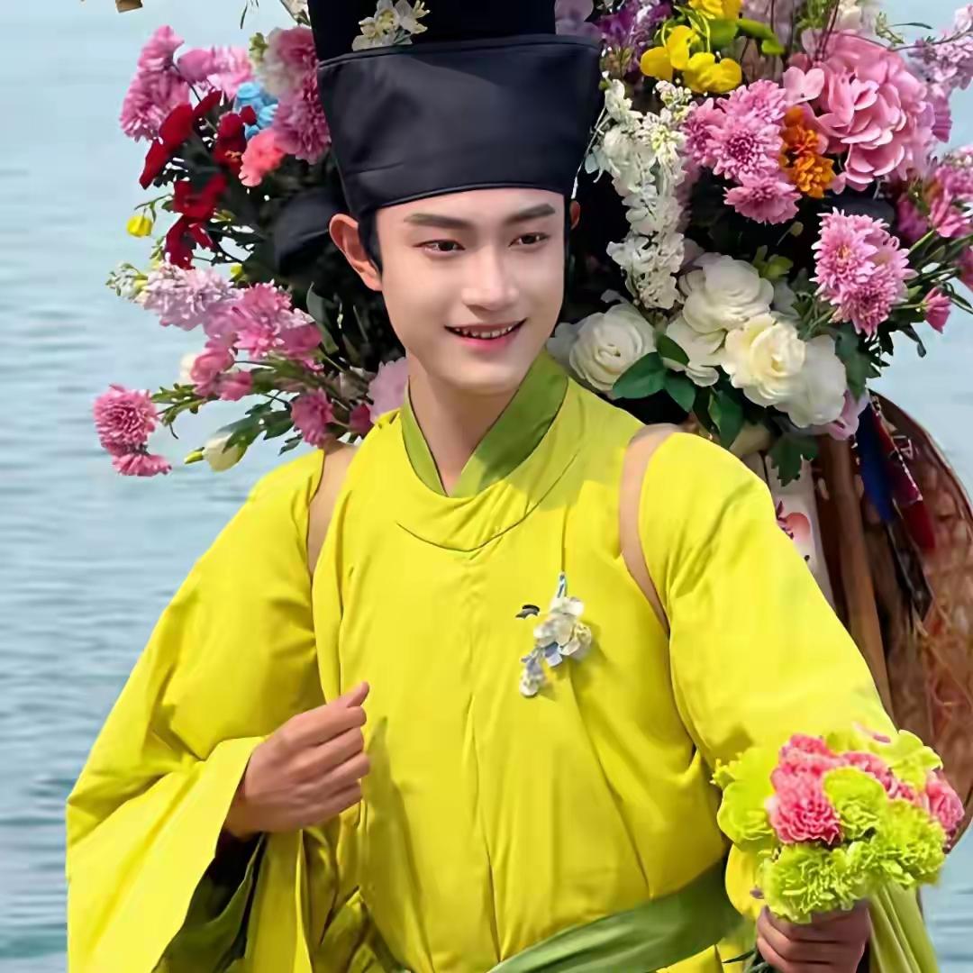 西湖边的卖花郎，公子如玉美如画
一袭宋制的汉服，头戴一顶东坡帽，鬓角戴簪花，背着