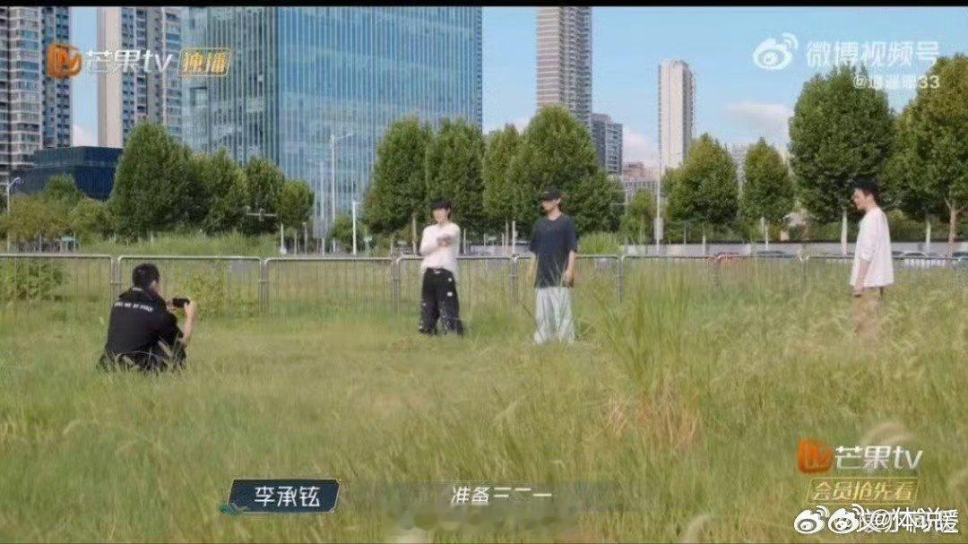很难不怀疑胡夏偷练TOP舞蹈《披荆斩棘》中，TOP弟弟示范口哨舞后，胡夏迅速熟练