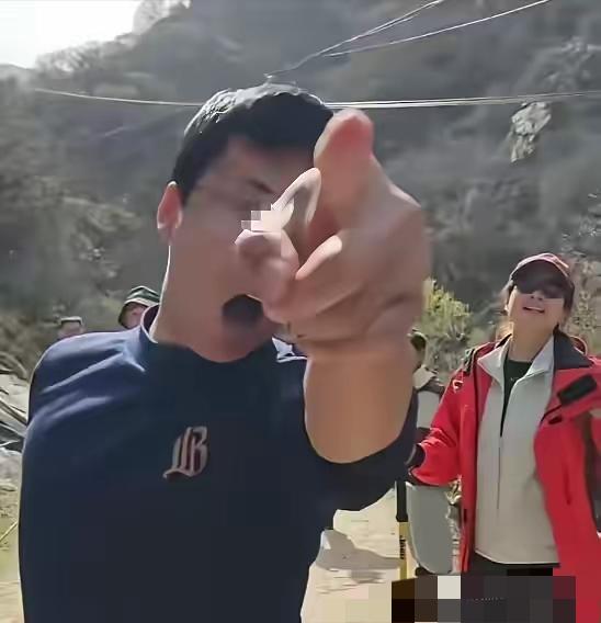 在秦岭乱丢垃圾，
还嚣张至极的两人道歉了，
广大网友分分钟就能让他们陷入社死境地