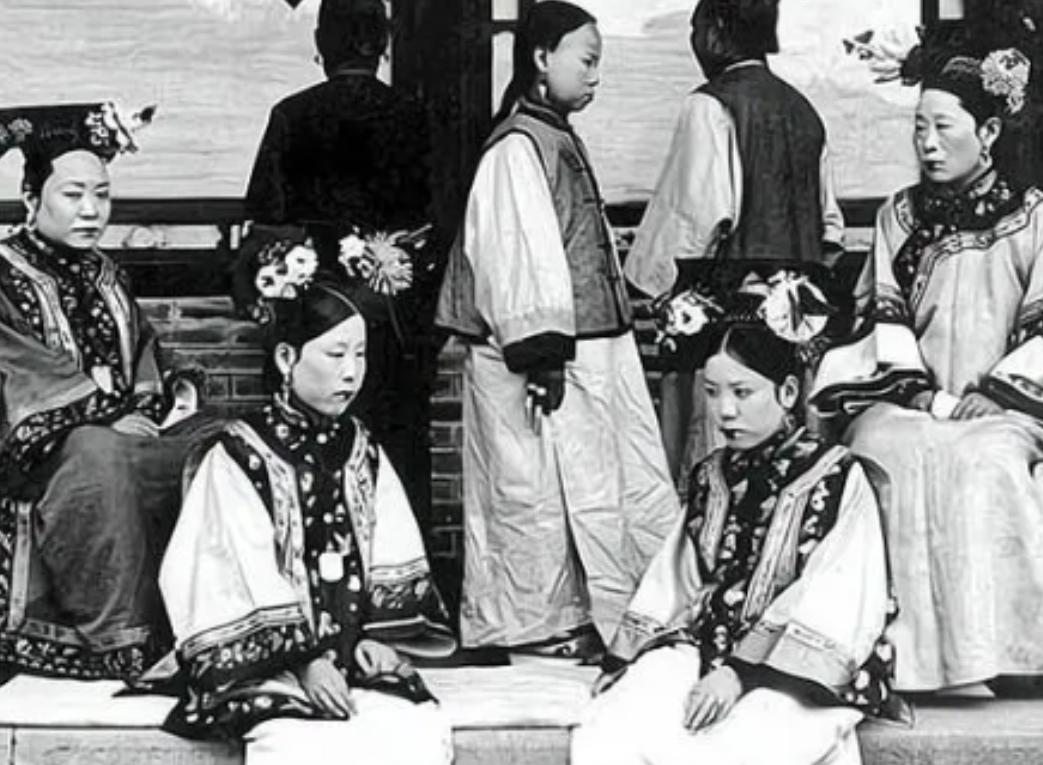 1903年，慈禧将19岁的贴身宫女，嫁给60岁的老太监。洞房花烛夜，老太监一把扯