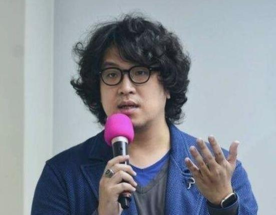 台北一女中语文老师区桂芝曾面对镜头说：“民进党给共产党提鞋都不配！”“共产党把大