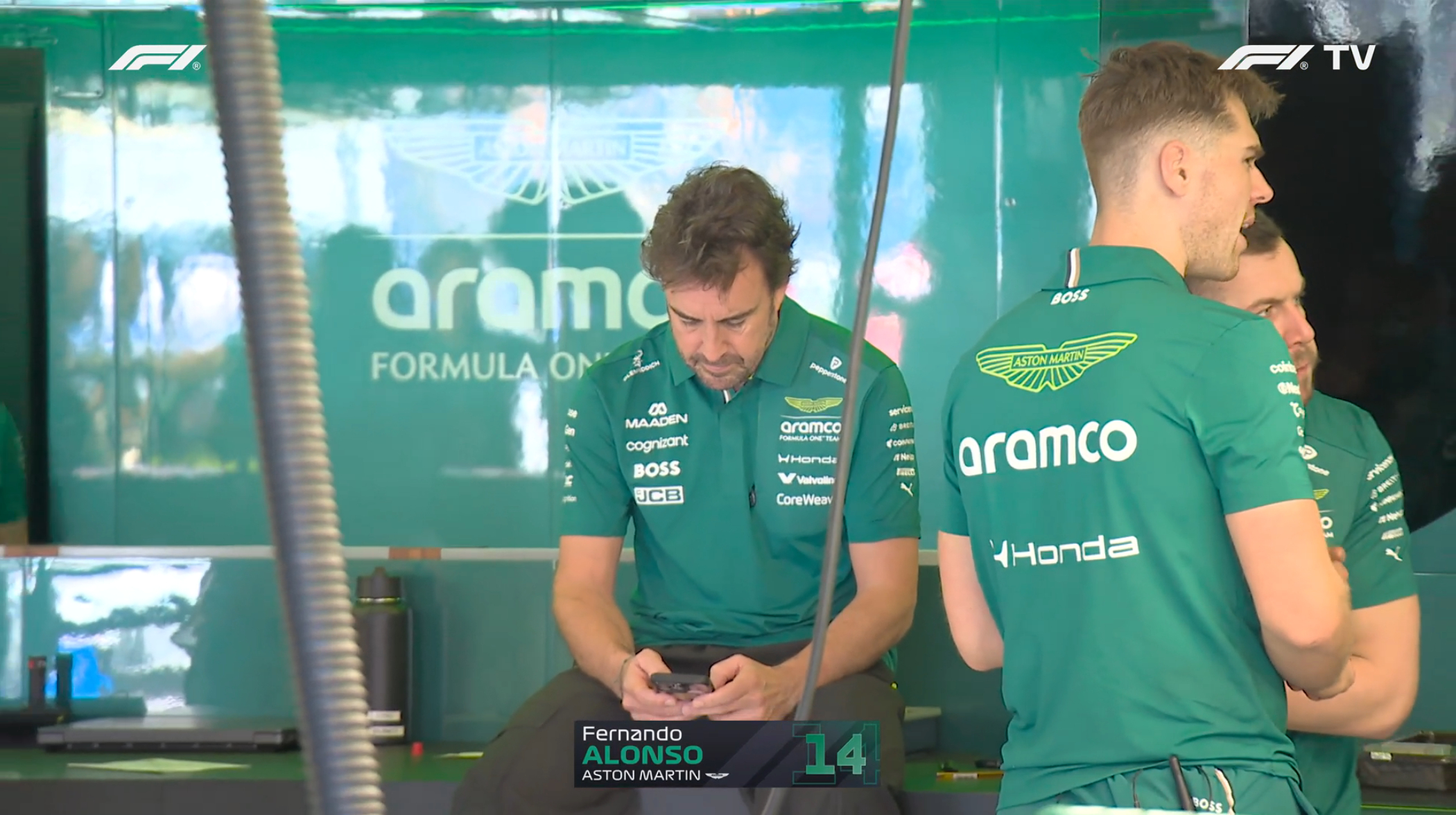 阿隆索在给谁发消息呢？F12026F1澳大利亚大奖赛