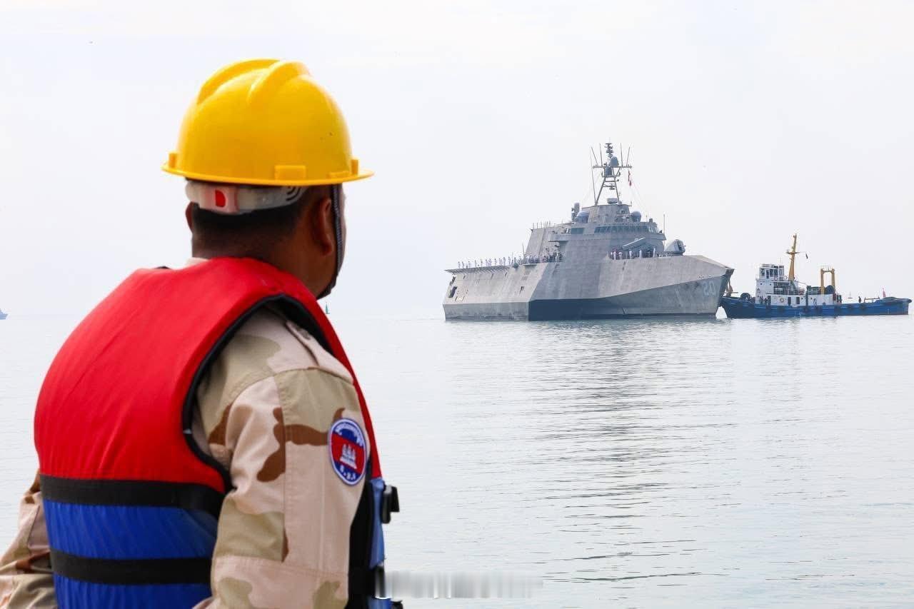 美国军舰访问柬埔寨云壤海军基地1月24日上午，美国海军“辛辛那提”号濒海战斗舰（