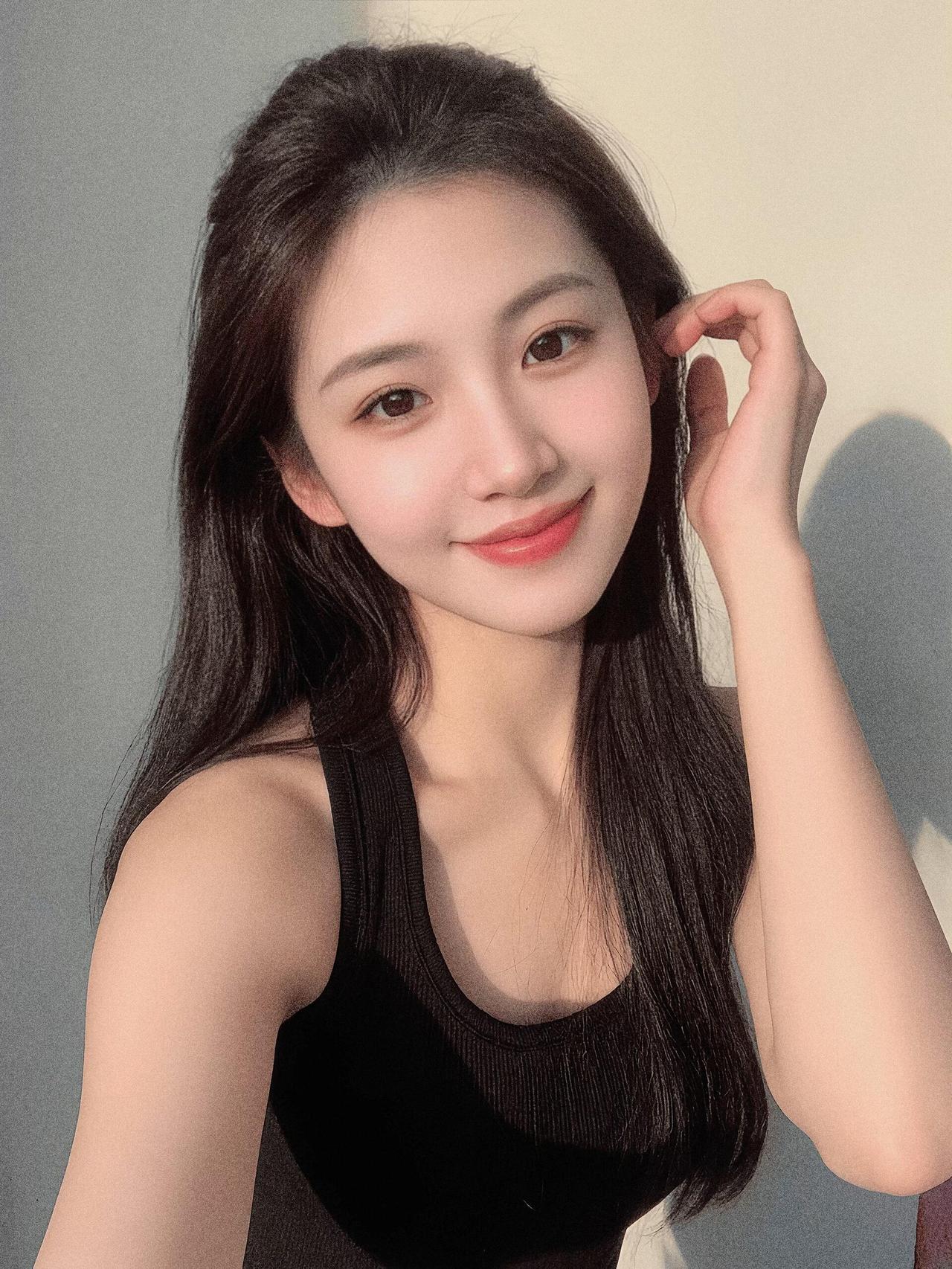 自然的美感最动人，不刻意不修饰，眉眼干净气质温柔，简单日常尽显清新与高级。自然美