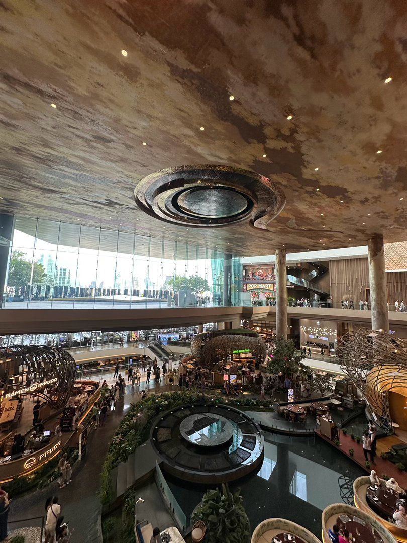 曼谷的暹罗天地好大不愧是亚洲最大的mall可惜我不买东西真的好好逛 感觉逛一天逛