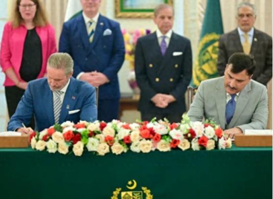 特朗普刚从巴基斯坦抓到救命稻草，中国再次出手绝对稳准狠，美眼中的希望火苗又熄灭了