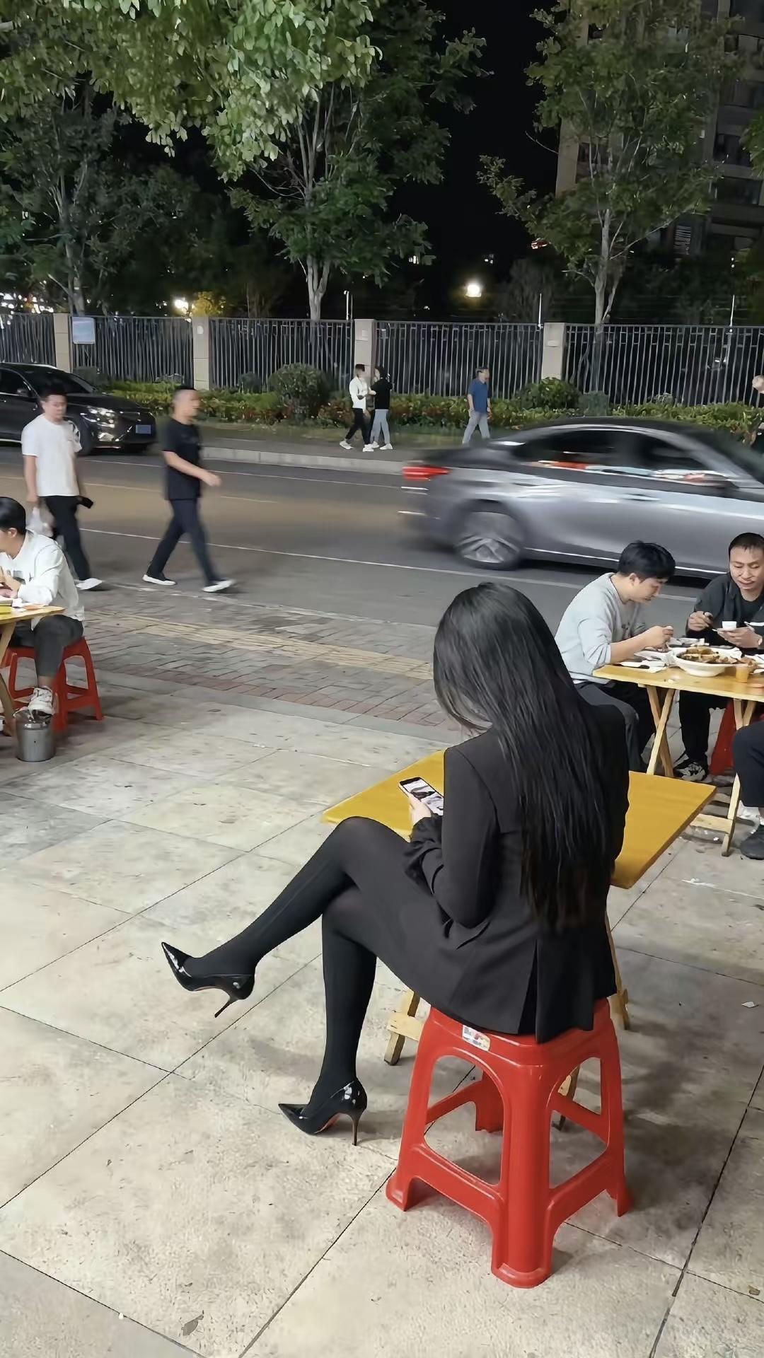 没想到吃个路边摊还能碰到这么极品的美女，不赖不赖😎