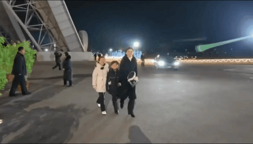 朝鲜领导人金正恩的妹妹金与正携两名子女出席平壤新年庆祝活动。