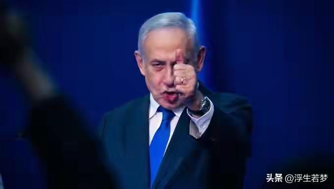 竖起拇指点赞，和特朗普合影有点连体的感觉，内塔尼亚胡这两张照片有点特别。