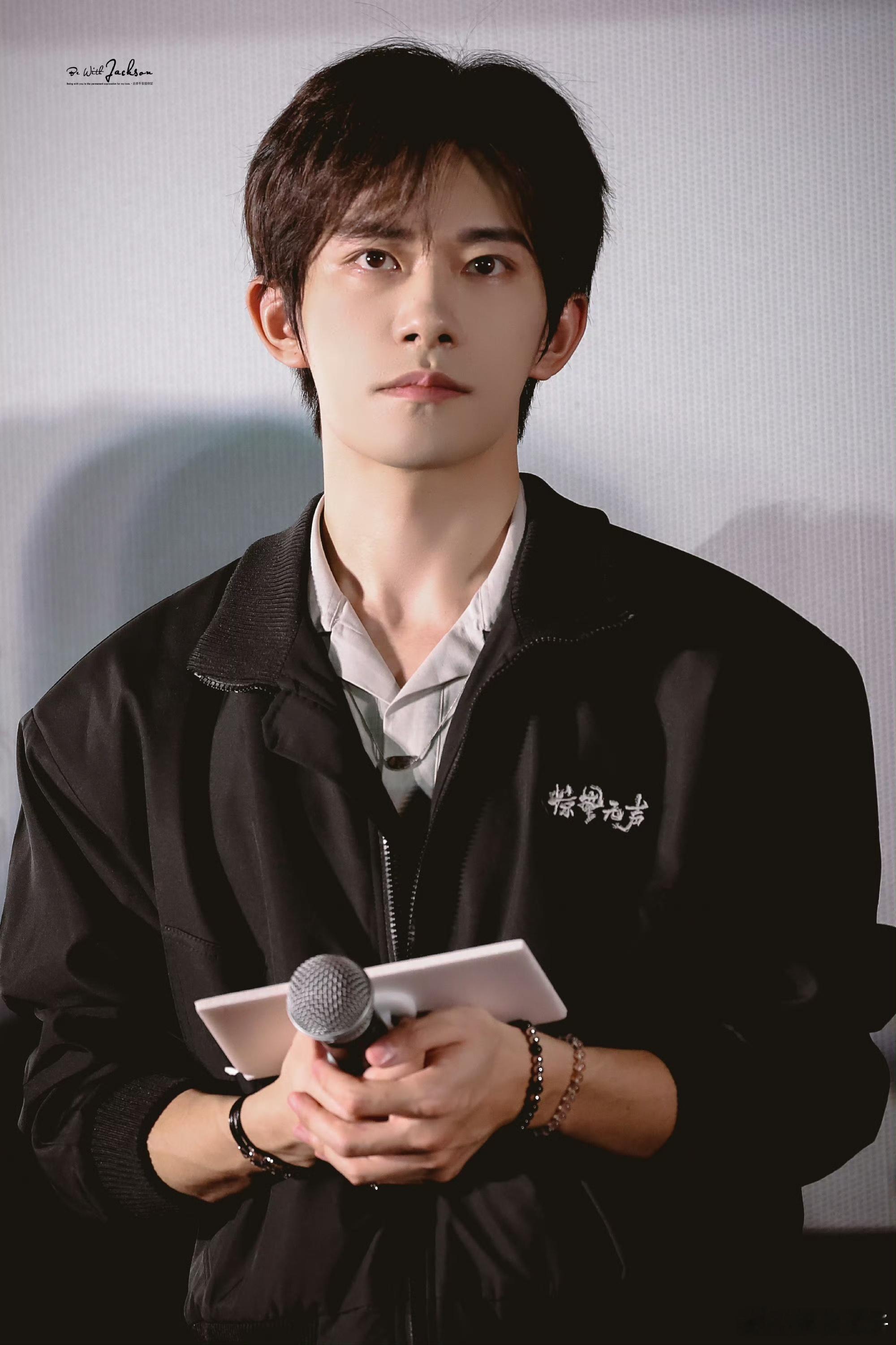 小孩哥认证易烊千玺严迪孤勇者真的好哭！小孩哥用歌声读懂严迪，对着易烊千玺唱孤勇者