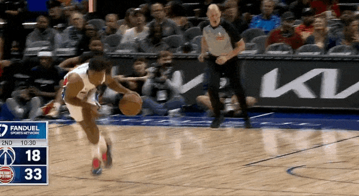 不输阿门！奥萨尔飞扣点燃全场！
在今天NBA季前赛活塞对阵奇才的第二节比赛中，活