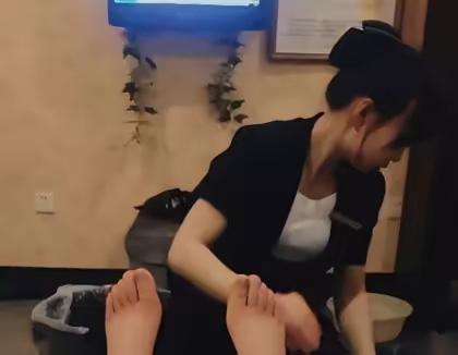 湖北一男子，酒后去足浴店按摩，刚躺下开始没多久，他的手就不老实了，借着酒劲做幌子
