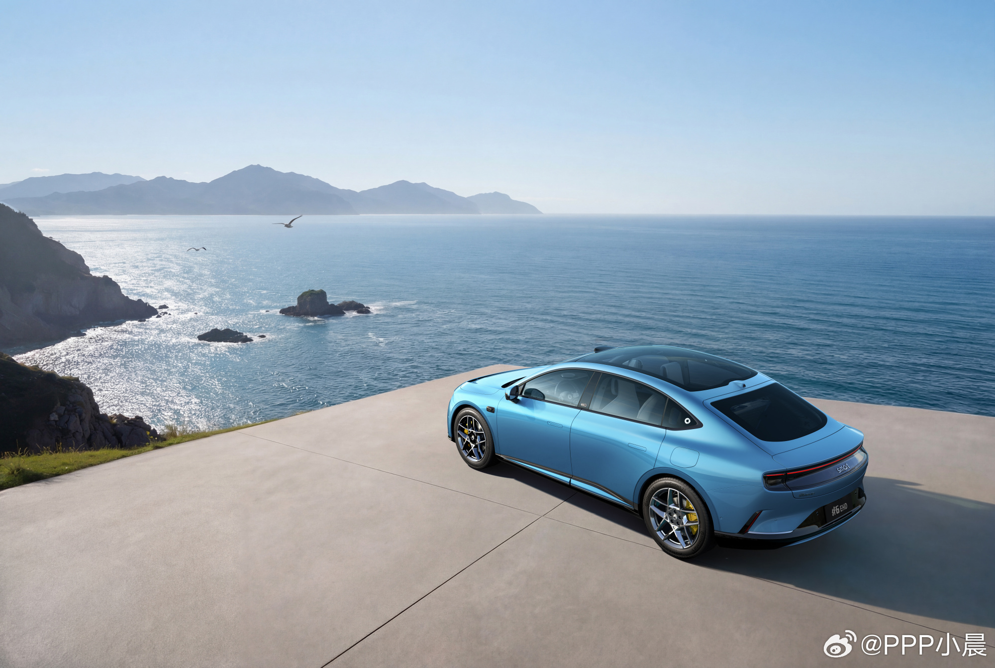 smart又“不务正业”了。当友商卷参数时，它俨然在开时装周，发布了一抹“会呼吸