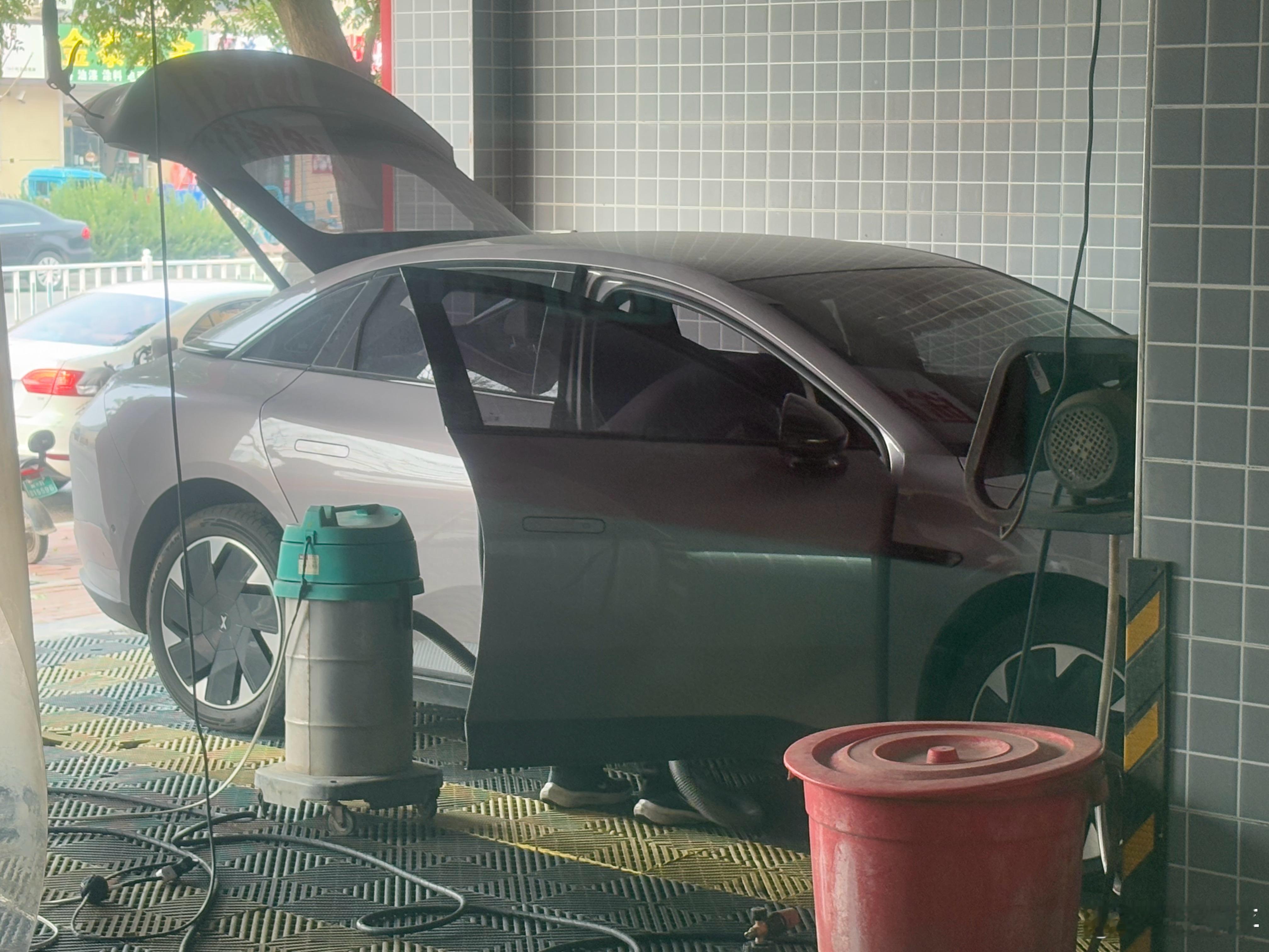 小鹏mona从六月初提车以来，这是第一次自费洗车。[允悲]之前要么装饰洗车，要么