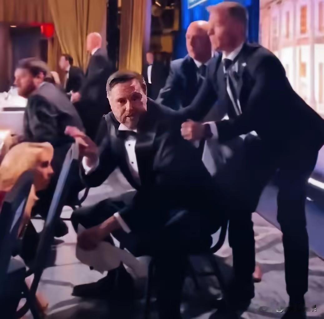 万斯在白宫枪击案时，表现的太失态了？一脸错愕，惊慌失措！被特勤又拉又拽的拖着离开