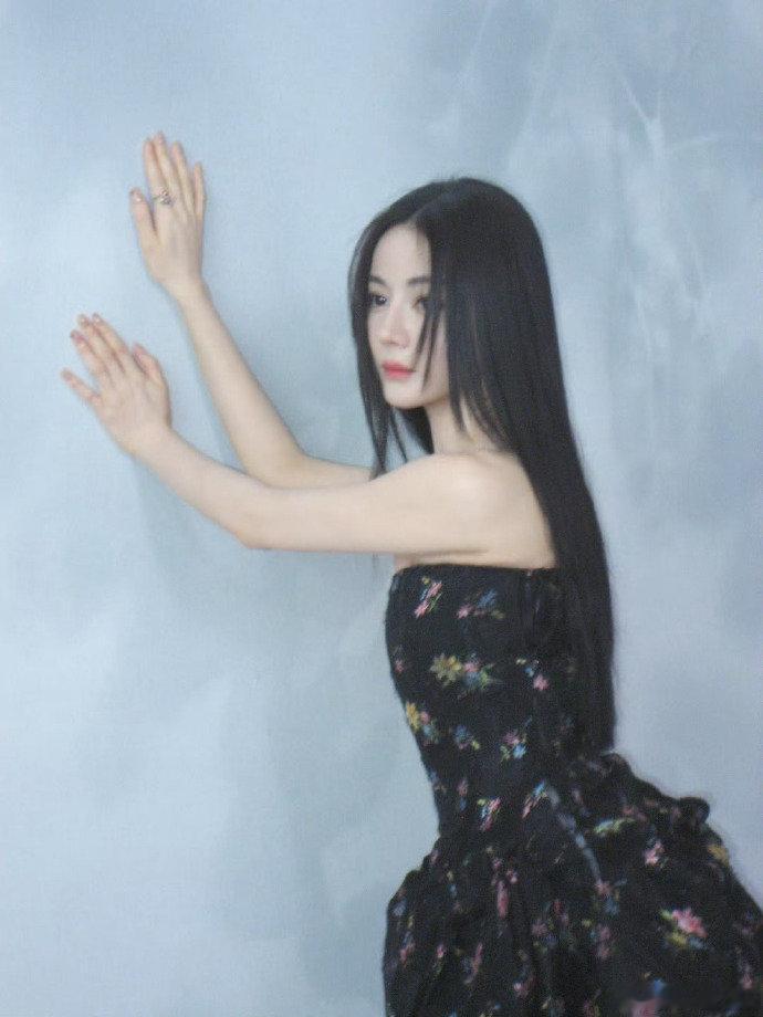 迪丽热巴梦回高雯了 迪丽热巴这组图梦回高雯了 迪丽热巴黑长直造型，这组图梦回高雯