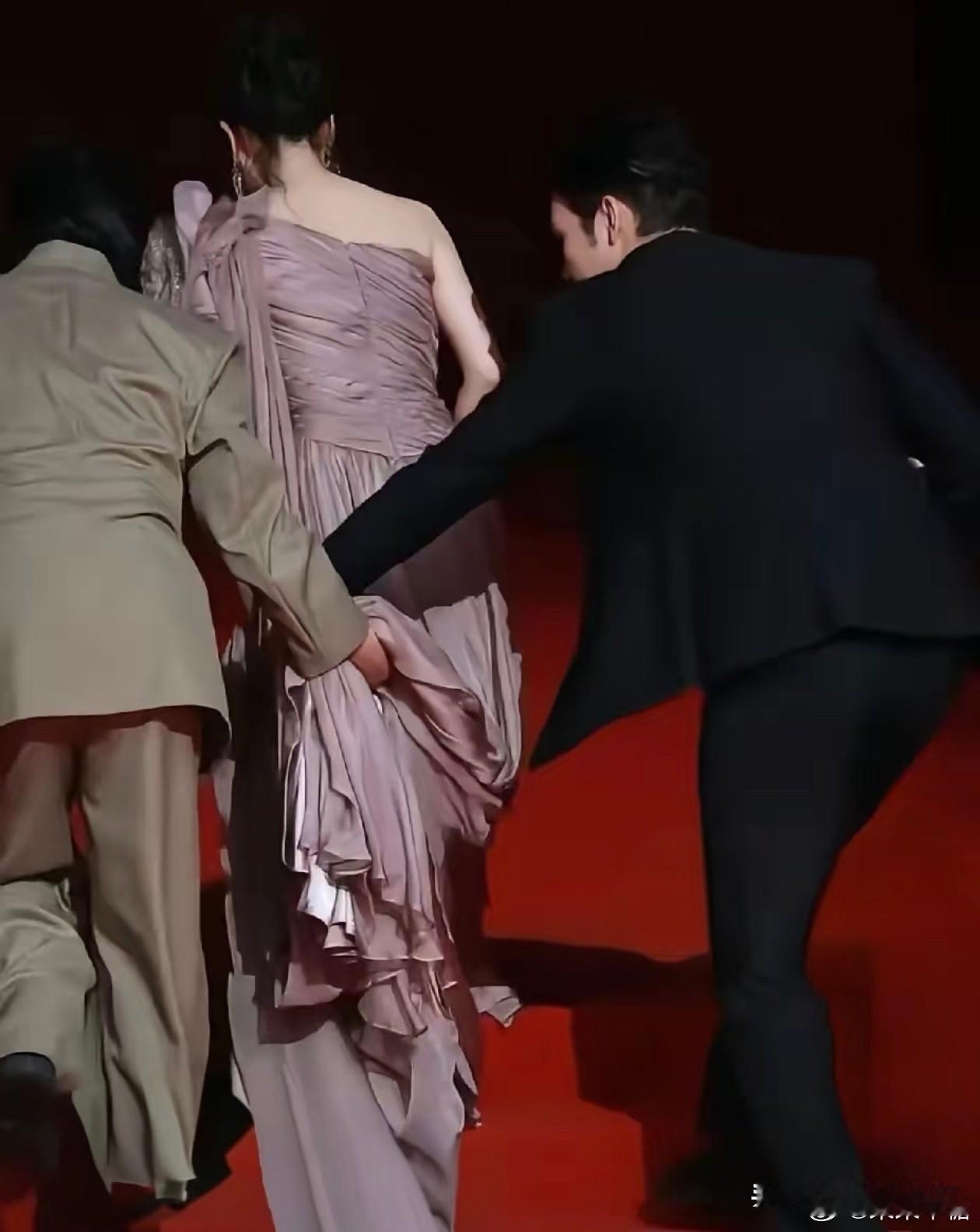 张彬彬的手
毛晓彤的后怕
李木戈导演的打手
张彬彬被打真的一点也不冤枉
毛晓彤和