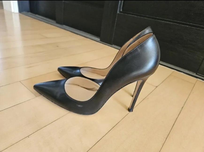 有时候女人的底气是高跟鞋给的
 
有人说女人的底气源于学识、阅历，可一双高跟鞋，